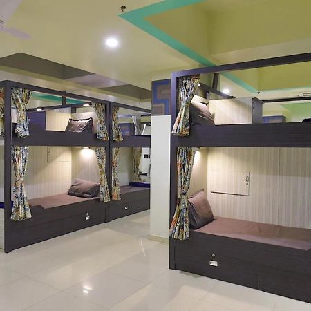 In & Out Dormitory Ahmedabad Exterior photo