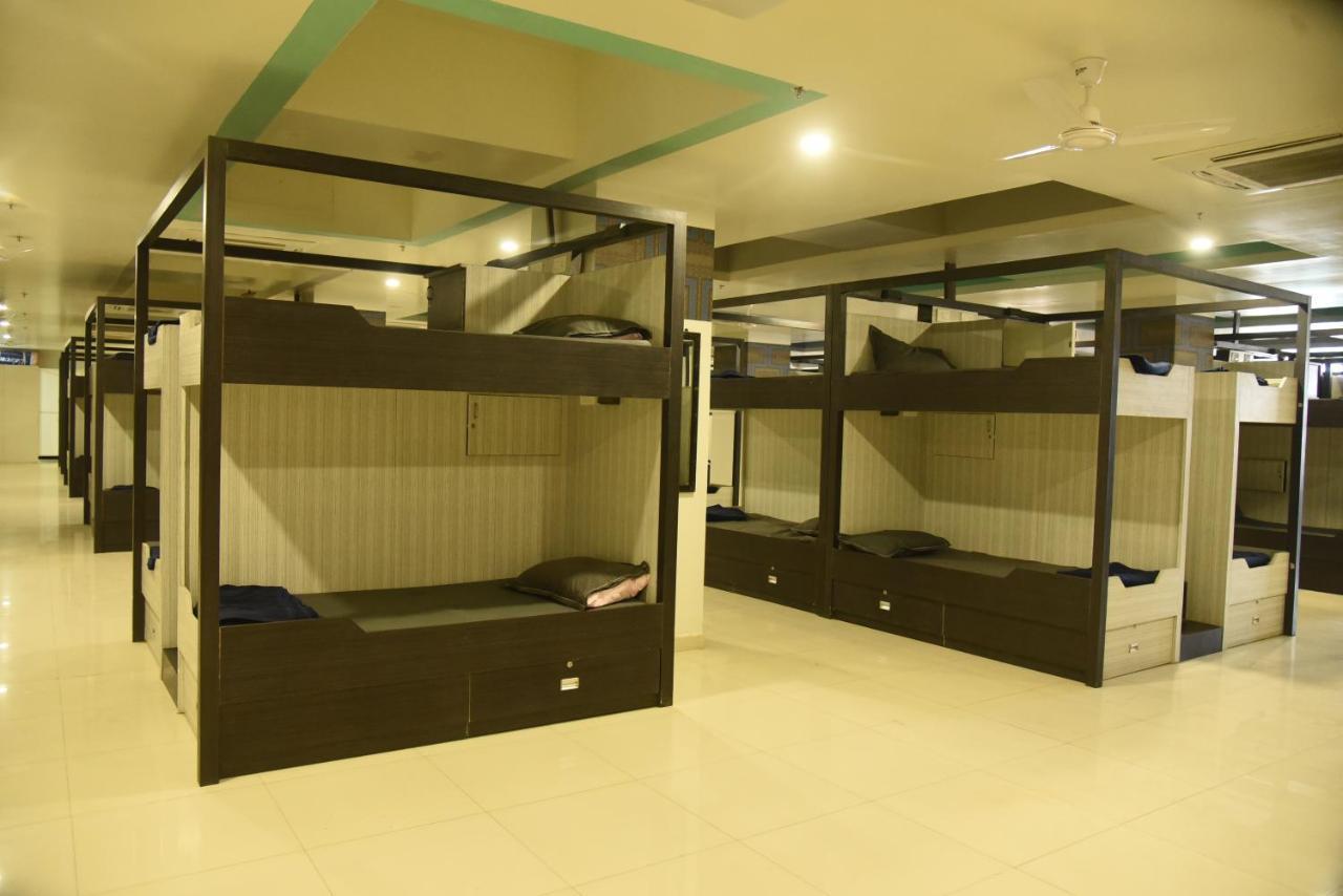 In & Out Dormitory Ahmedabad Exterior photo