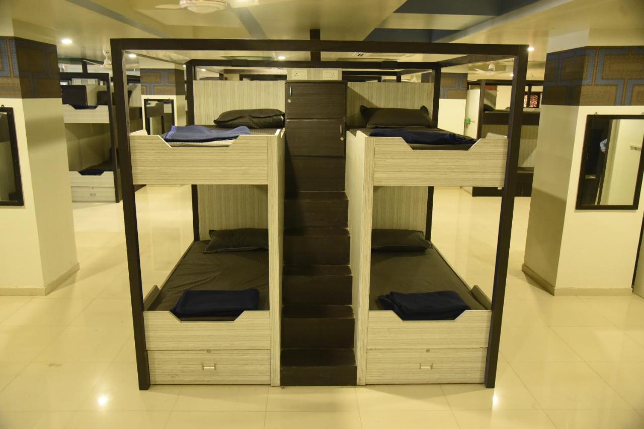 In & Out Dormitory Ahmedabad Exterior photo