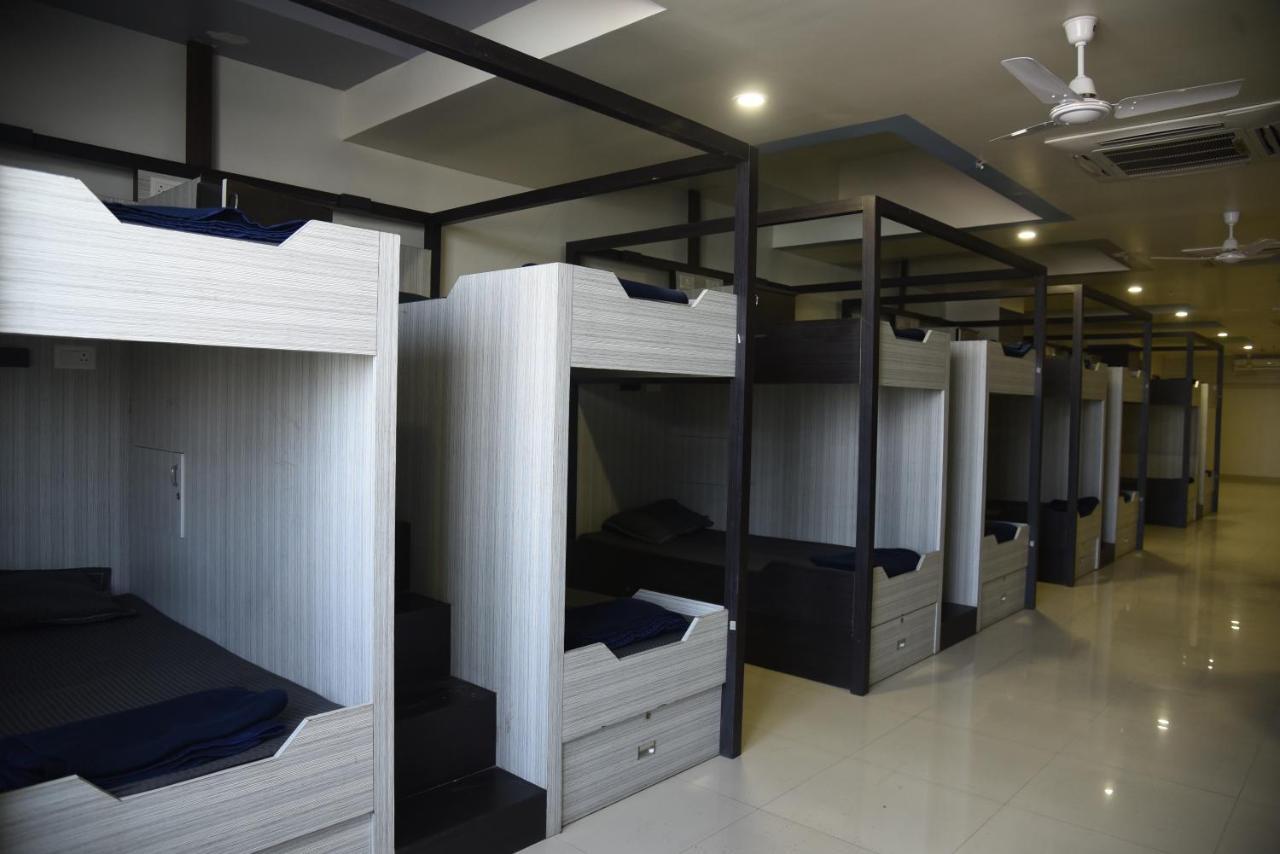 In & Out Dormitory Ahmedabad Exterior photo