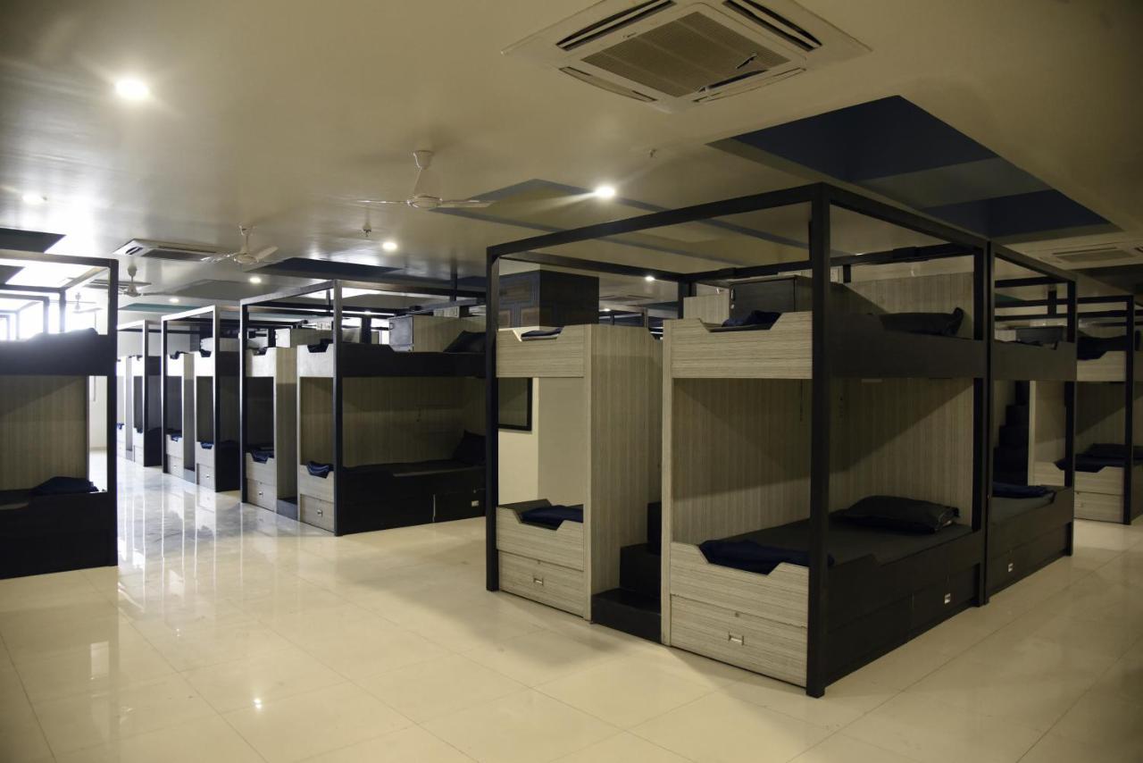 In & Out Dormitory Ahmedabad Exterior photo