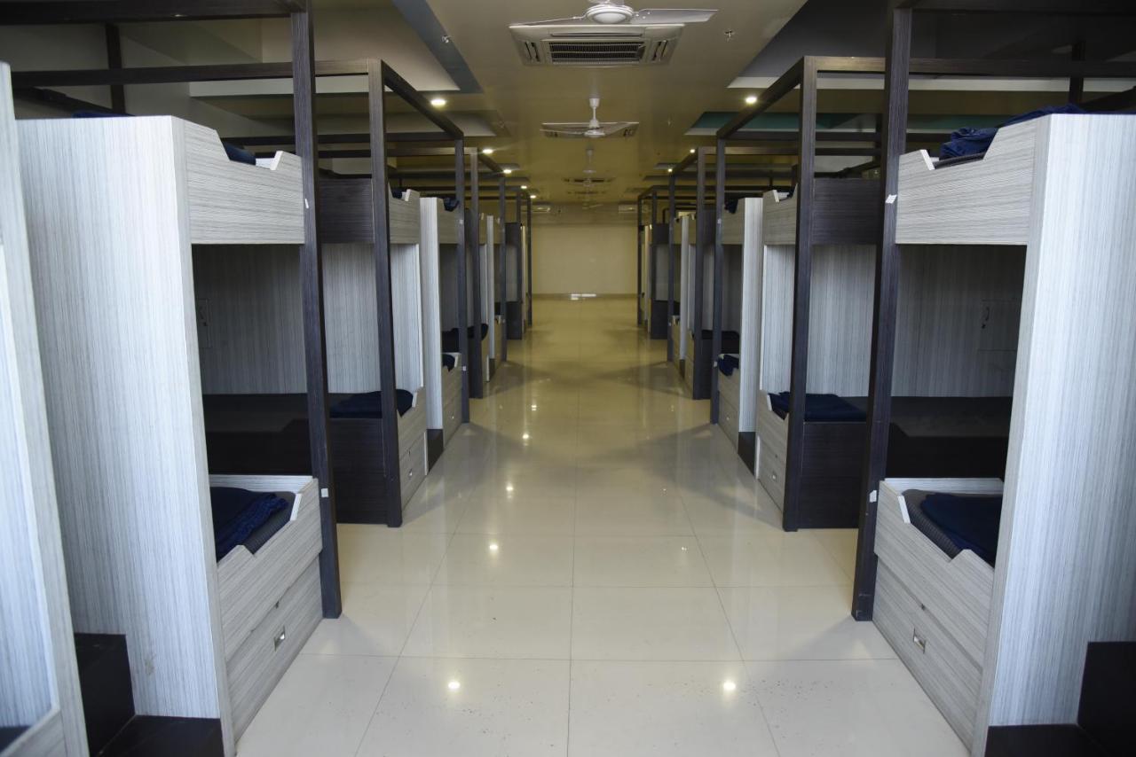 In & Out Dormitory Ahmedabad Exterior photo