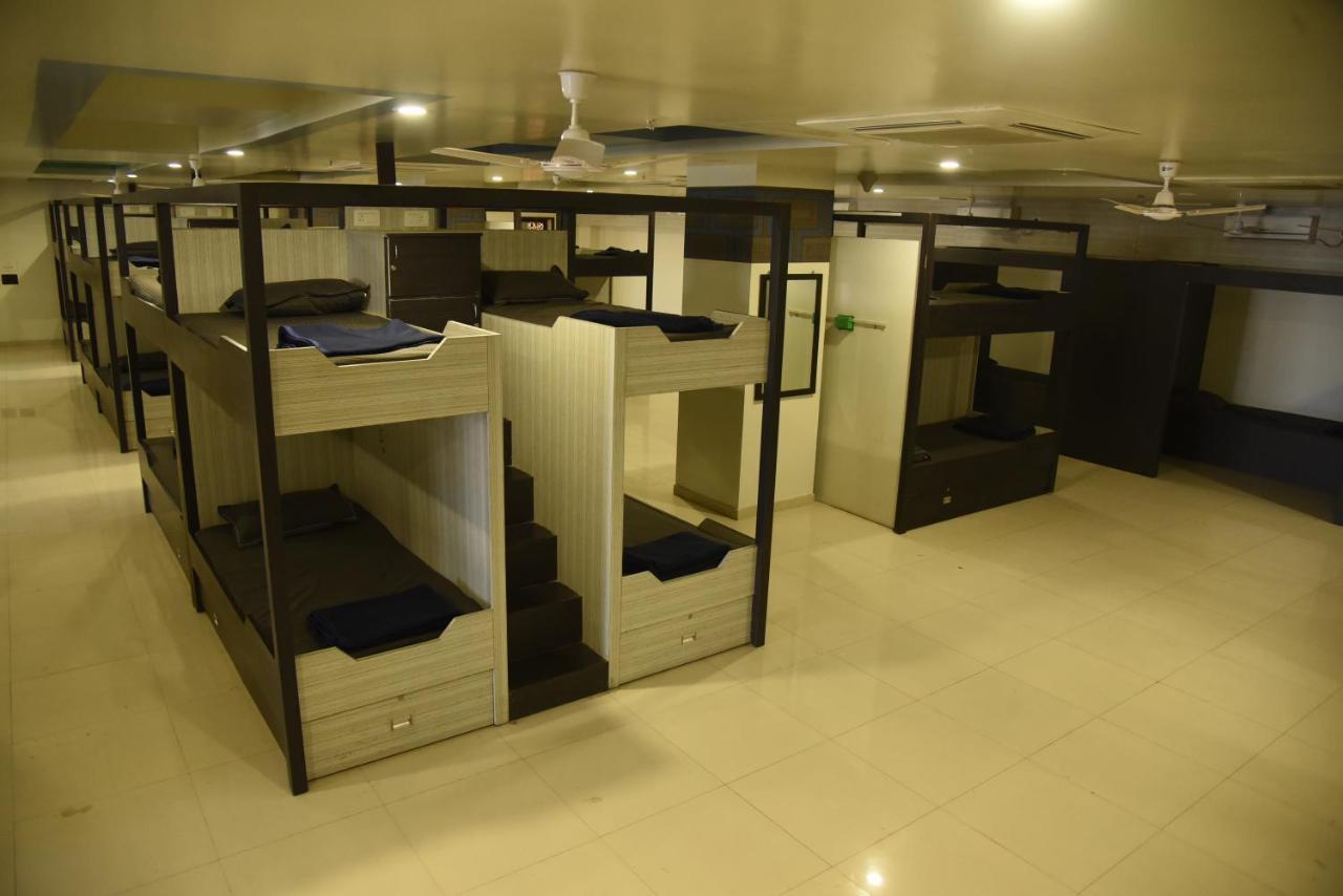 In & Out Dormitory Ahmedabad Exterior photo