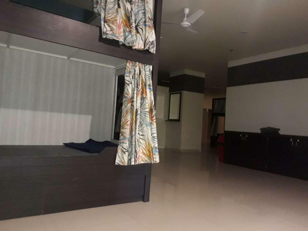 In & Out Dormitory Ahmedabad Exterior photo